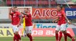 Fotbalisté Brna se radují z gólu, vlevo střelec Jakub Řezníček