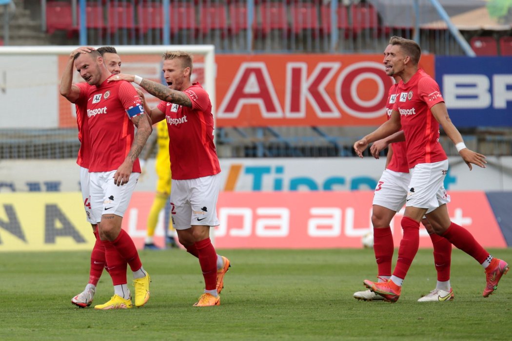 Fotbalisté Brna se radují z gólu, vlevo střelec Jakub Řezníček