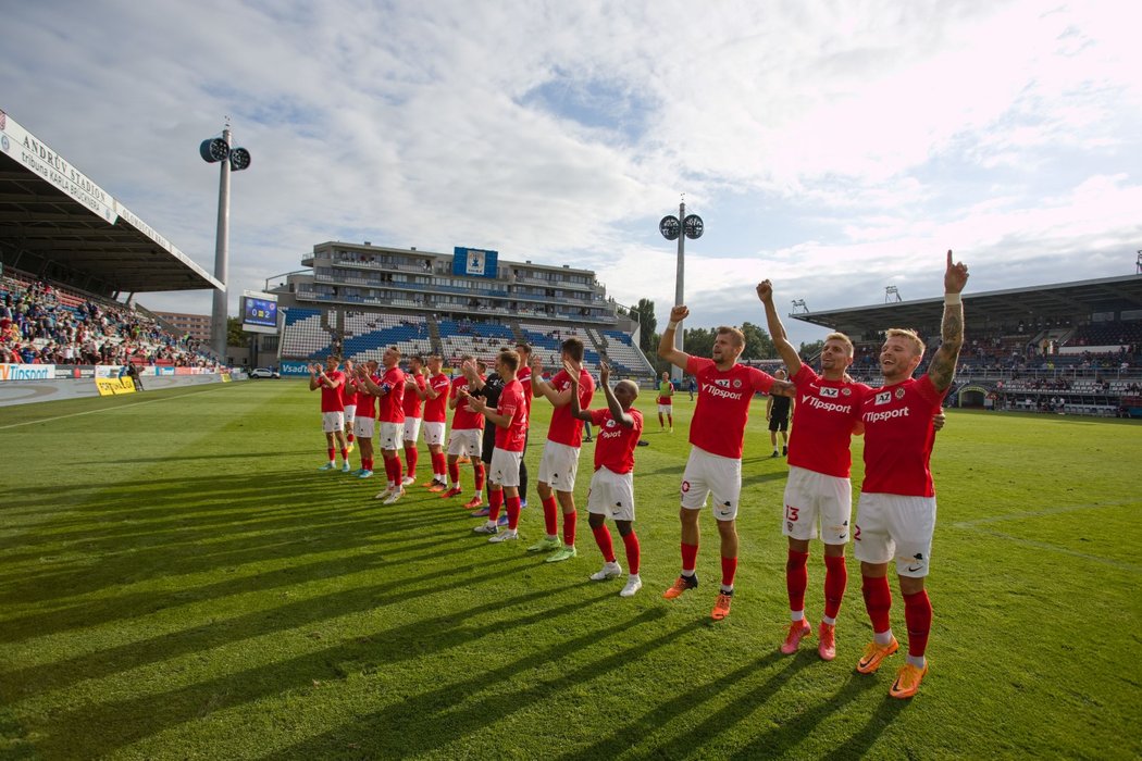 Fotbalisté Brna děkují divákům po zápase