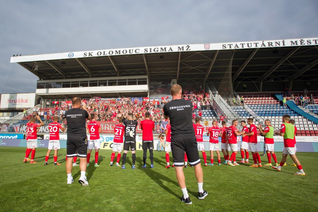 Fotbalisté Brna děkují divákům po zápase