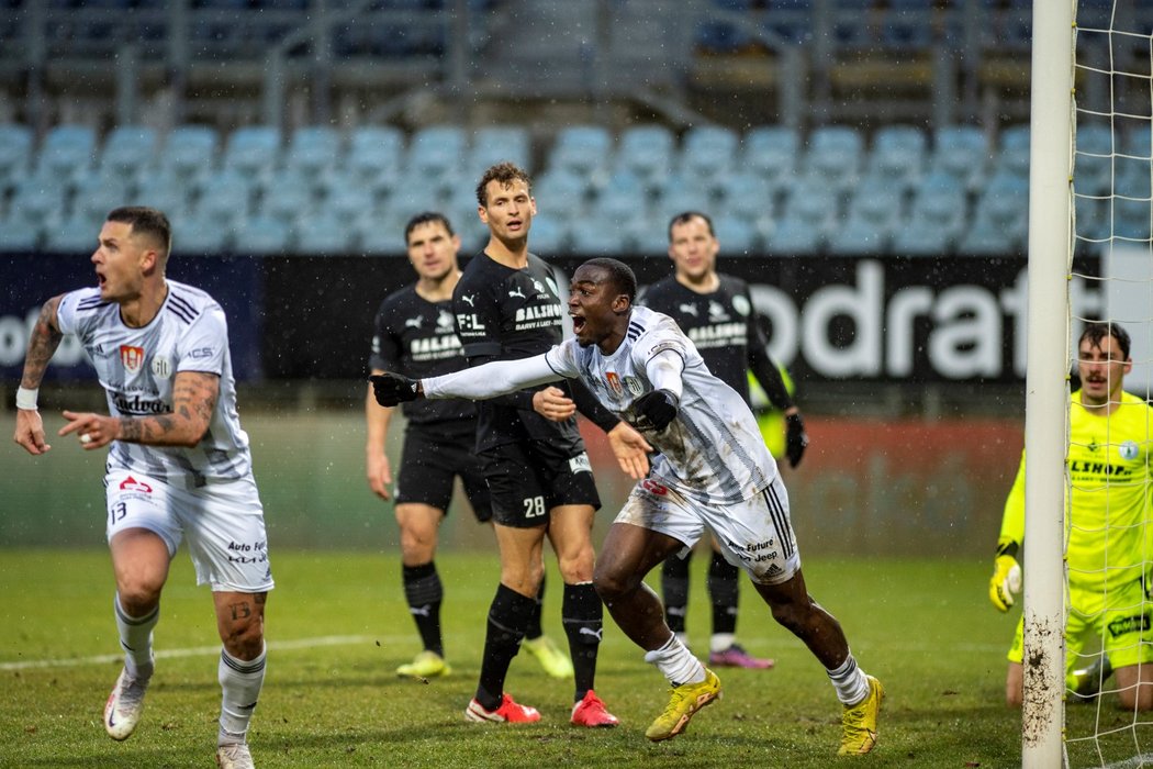 Roman Potočný a Qadri Adediran se radují z vítězného gólu proti Bohemians