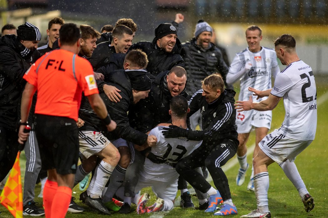 Budějovičtí fotbalisté a členové realizačního týmu slaví vítězný gól Romana Potočného