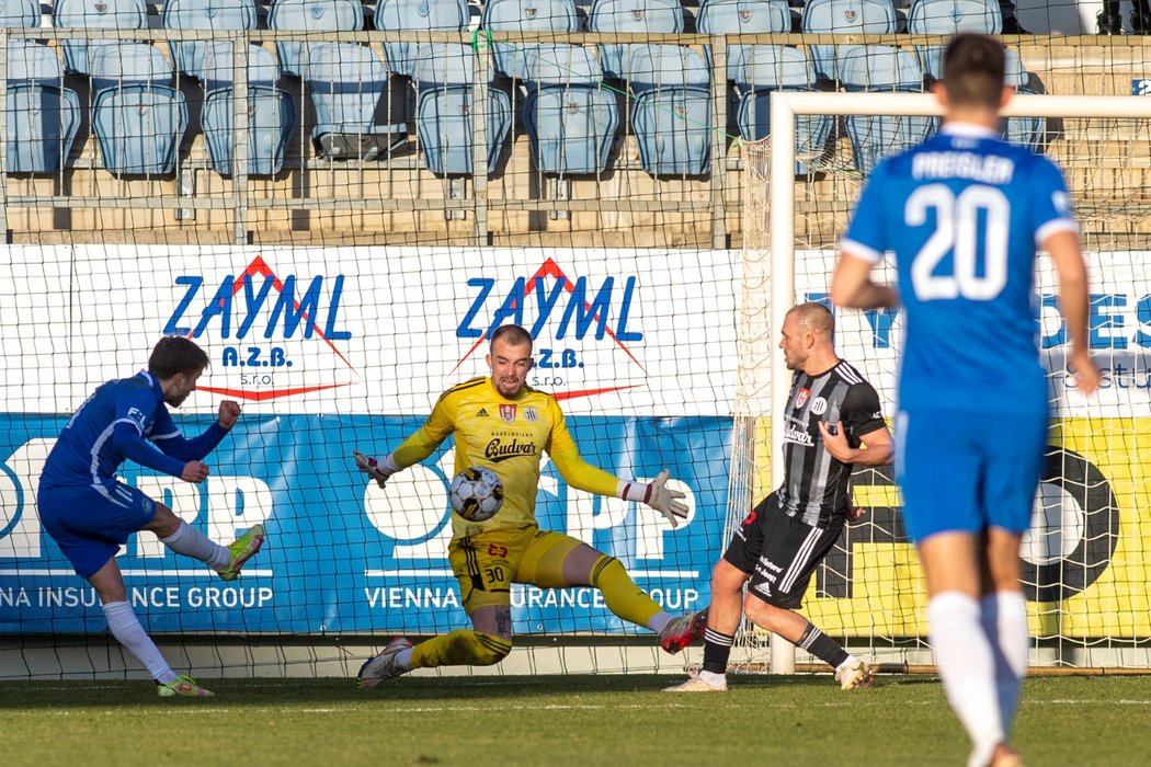 Brankář Budějovic Martin Janáček likviduje v 18. kole FORTUNA:LIGY velkou šanci libereckého Christiána Frýdka