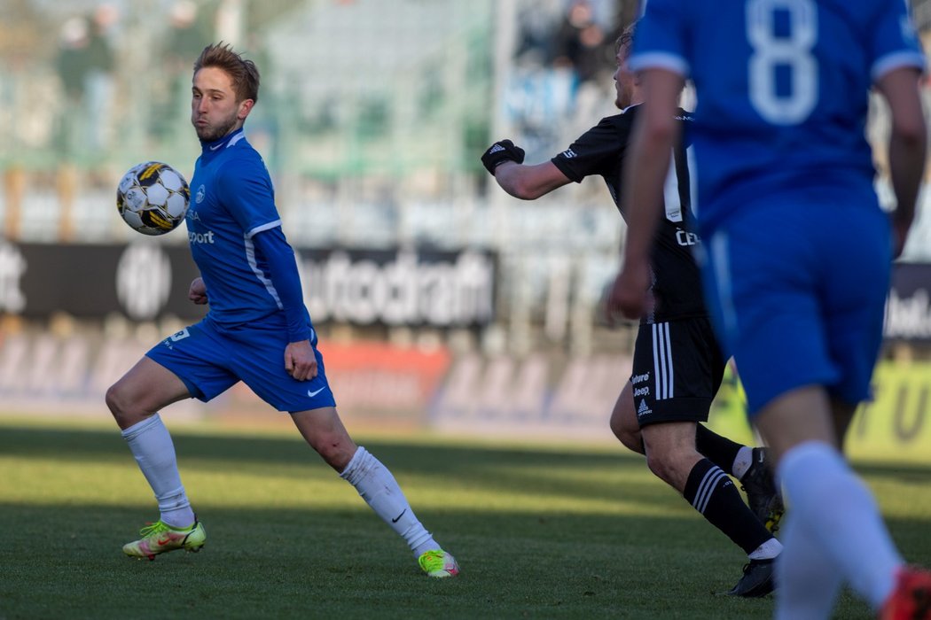 Liberecký fotbalista Christián Frýdek krotí míč v utkání proti Dynamu v rámci 18. kola FORTUNA:LIGY