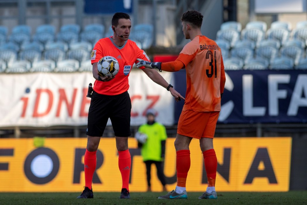 Sudí Dominik Starý domlouvá brankáři Liberce Hugovi Janu Bačkovskému