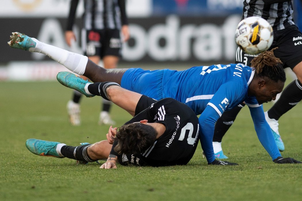 Liberecký Victor Olatujni padá před Lukáše Havla z Českých Budějovic