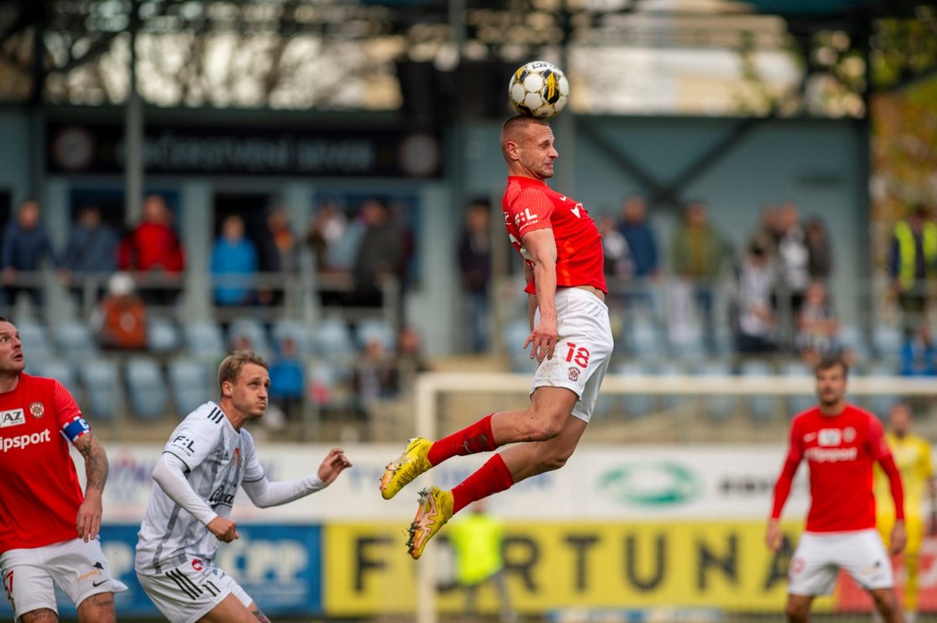 Denis Granečný z Brna hlavičkuje v utkání s Českými Budějovicemi