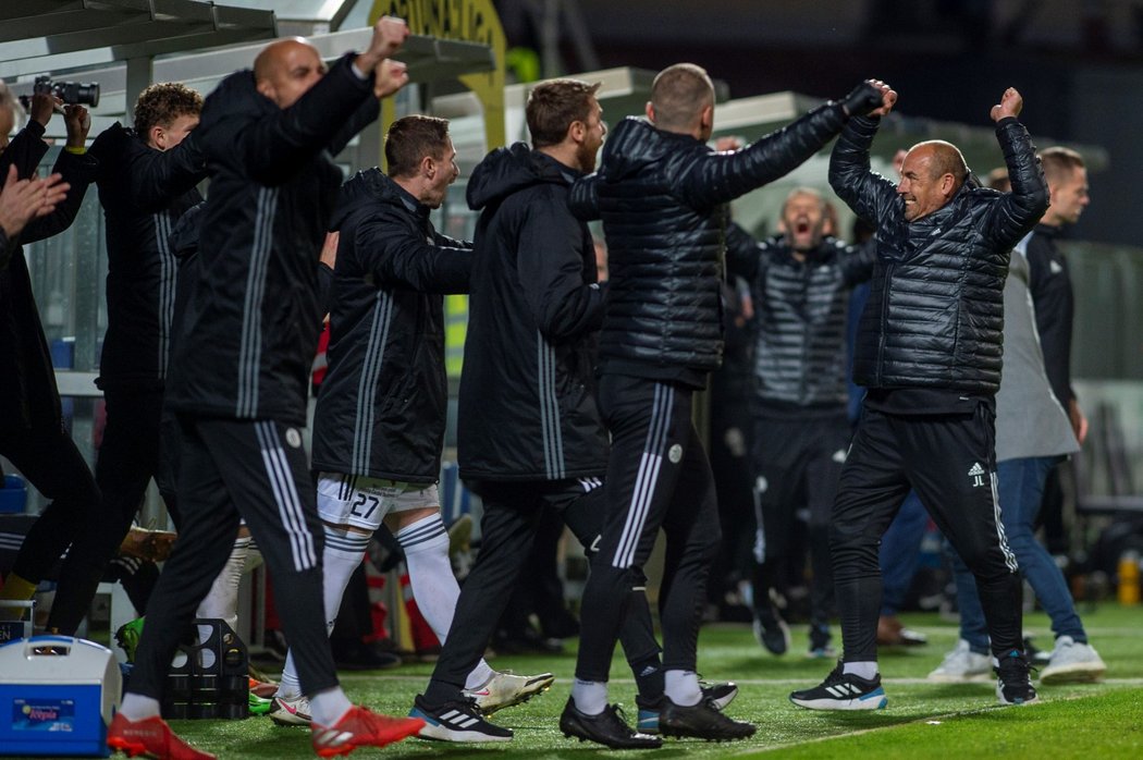 Nadšená lavička Českých Budějovic po vítězství nad Brnem v poměru 3:2