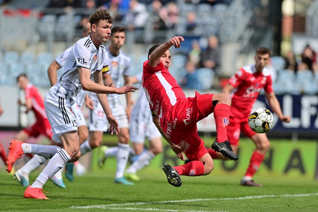 Pardubický veterán Pavel Černý se natahuje po míči