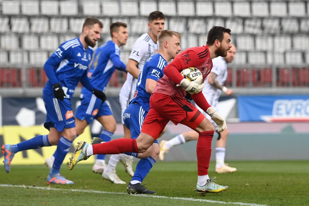 Dávid Šípoš lapil míč a chystá se ho rychle rozehrát