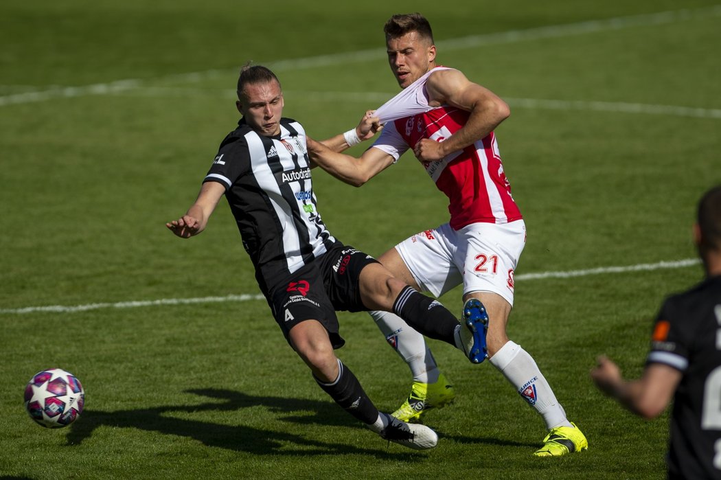 Fotbalisté Českých Budějovic během utkání proti Padubicím