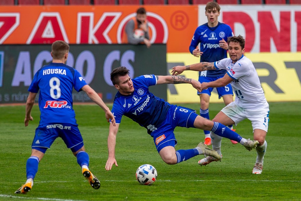 Olomoucký útočník Pavel Zifčák padá v souboji s Adamem Jánošem