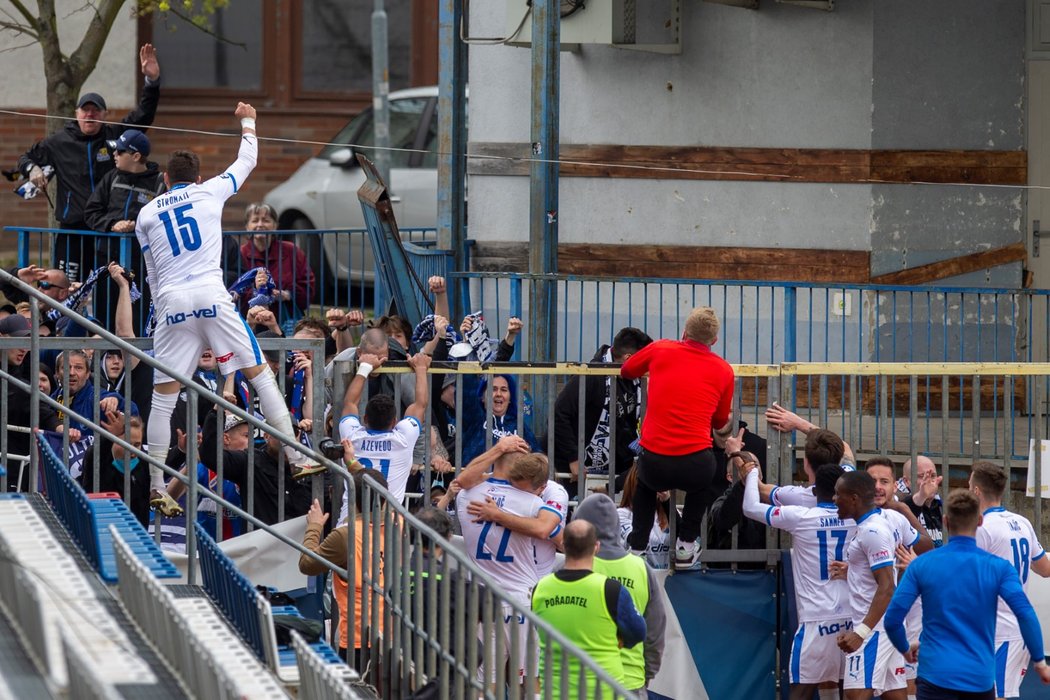 Fotbalisté Baníku si radost z výhry šli užít i s fanoušky za stadionem