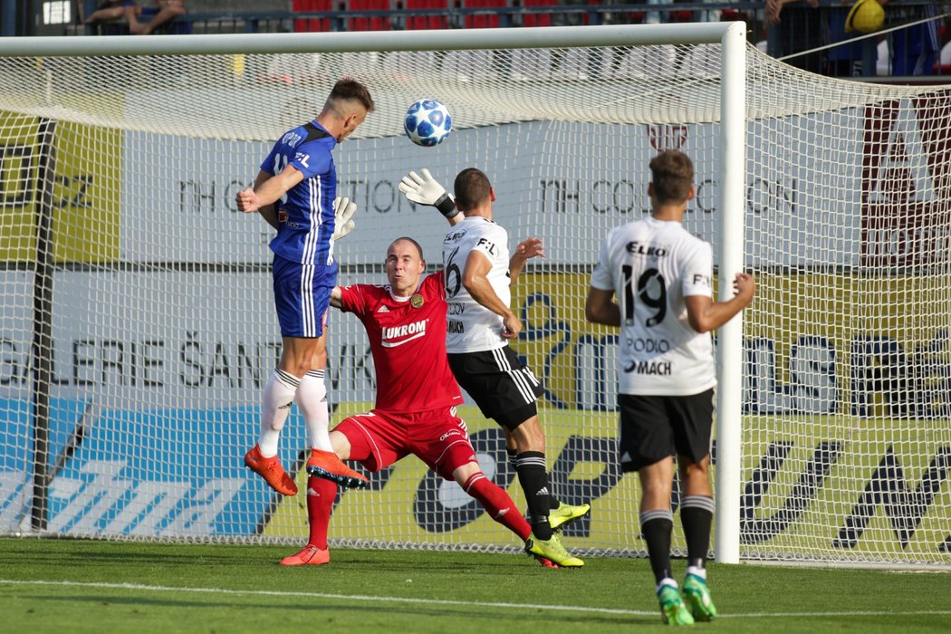 Martin Nešpor překonává brankáře Zlína Dostála