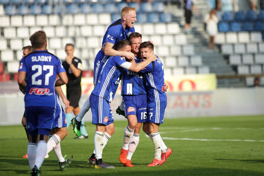 Radost olomouckých fotbalistů po brance Martina Nešpora, která zajistila vítězství 1:0 nad Zlínem