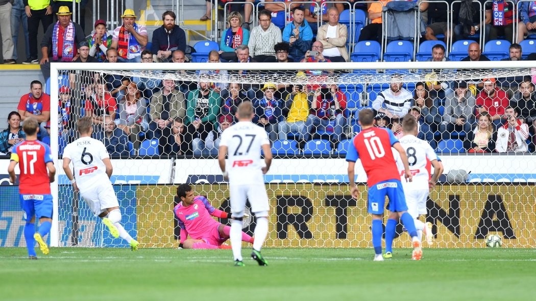 Jakub Plšek proměnil v prvním poločase zápasu s Plzní penaltu