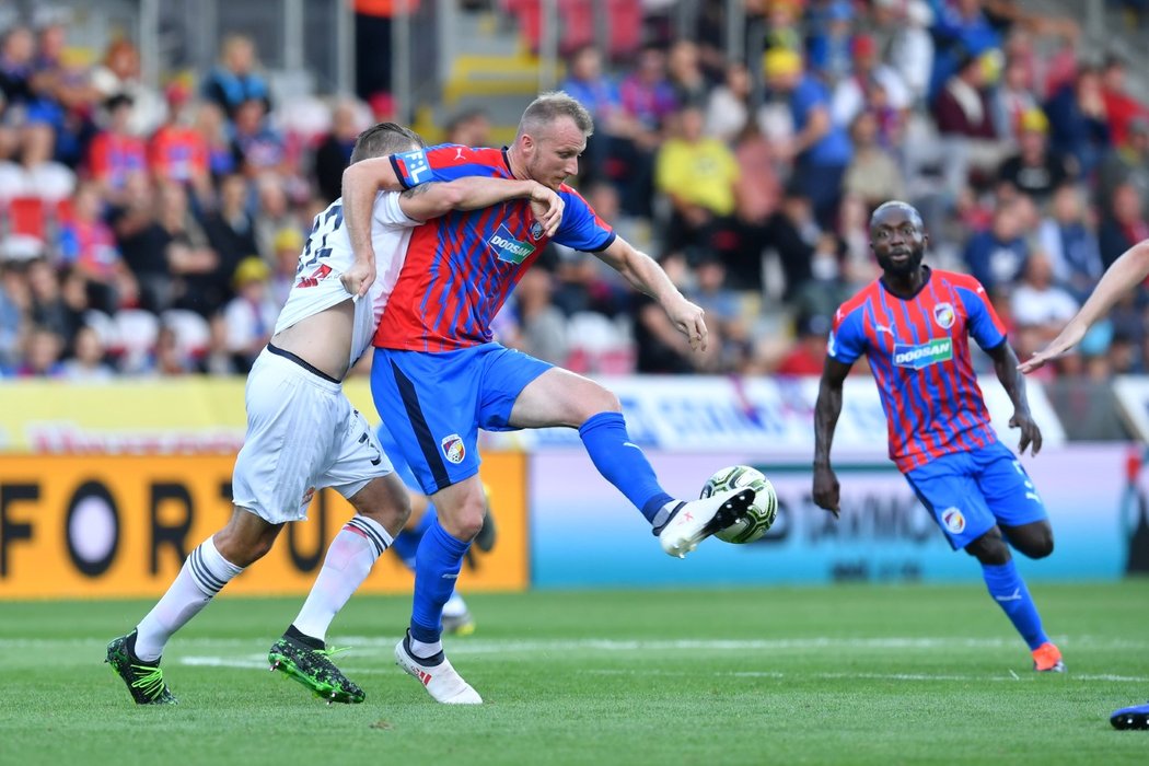 Michael Krmenčík v akci během zápasu úvodního kola F:L se Sigmou Olomouc