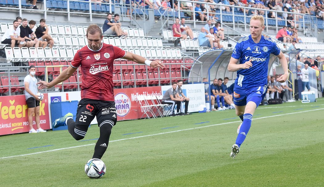 Martin Sladký centruje přes Václava Jemelku