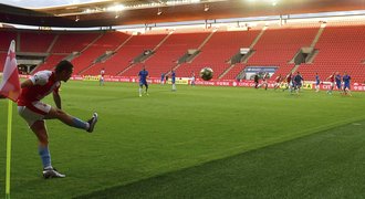 Na zápas potřebujeme 130 lidí, hlásí šéf LFA. Na stadionech chce média