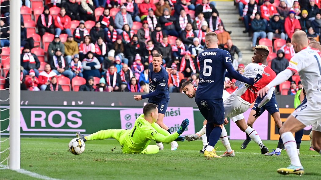 Peter Olayinka využil liknavého bránění Slovácka a vstřelil druhý gól