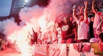 Policie hledá dalšího fanouška Slavie, který házel pyro. Schoval se za masku