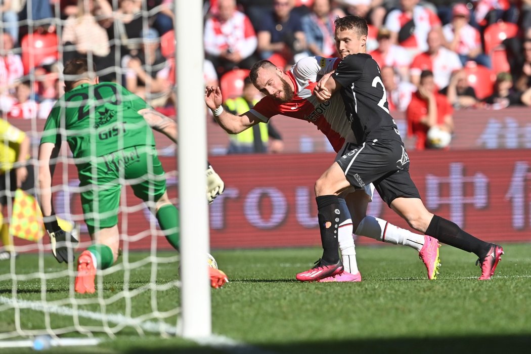 Václav Jurečka se cpe za míčem, těsně ho brání František Čech