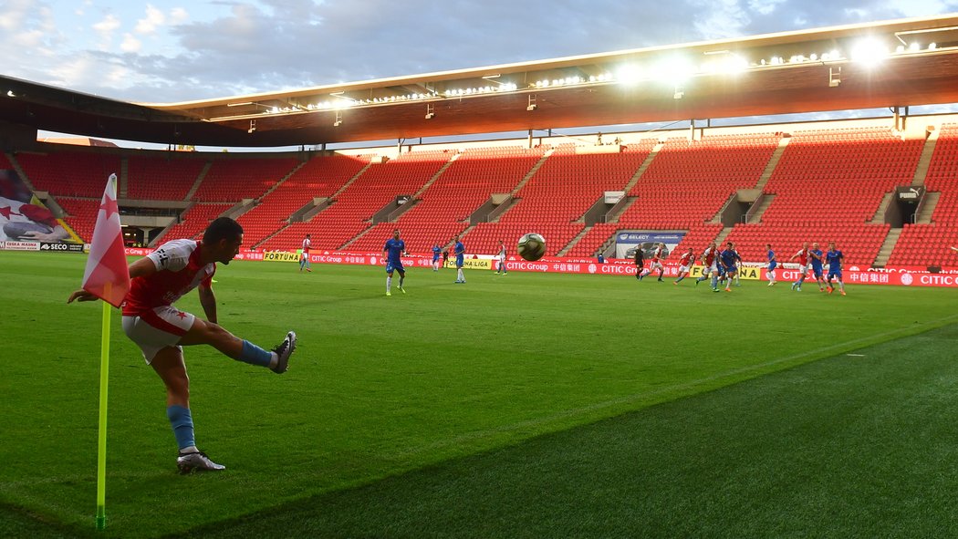 Prázdná protilehlá tribuna. A přeci se hraje zápas