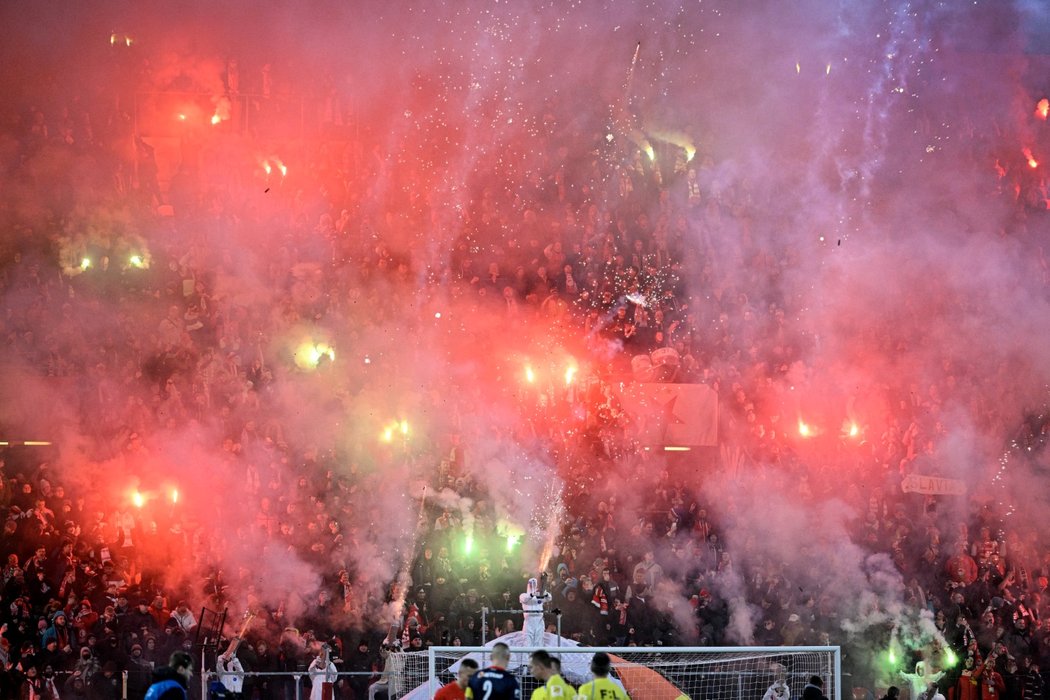 Zapálené světlice v sektoru fanoušků Slavie před začátkem utkání