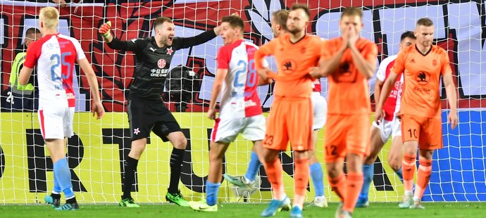 Ondřej Kolář slaví, Slavia zachránila všechny tři body, když Muris Mešanovič zahodil penaltu
