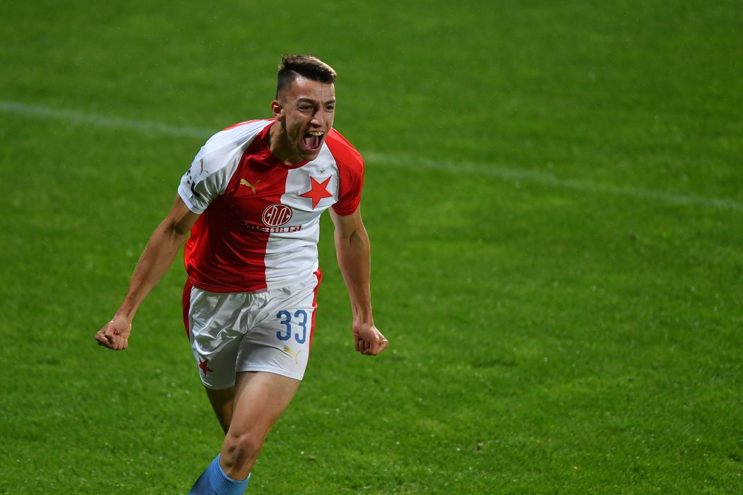 Útočník Slavie Petar Musa oslavuje vstřelenou branku