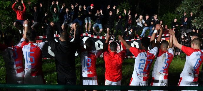 Nejvěrnější fanoušci, kteří cestovali do Příbrami, se dočkali děkovačky