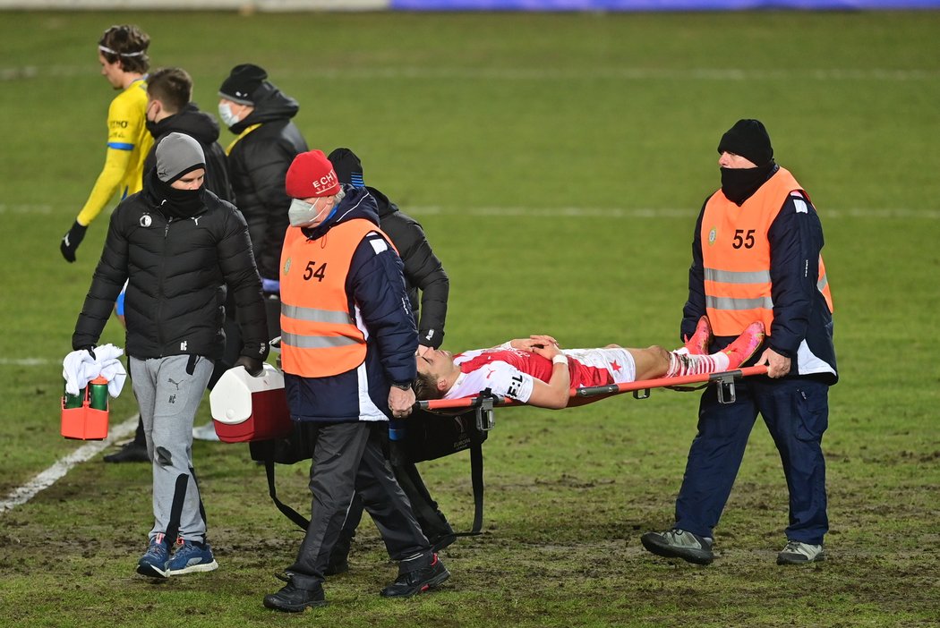 Ondřeje Lingra po srážce s Mazuchem odnesli na nosítkách