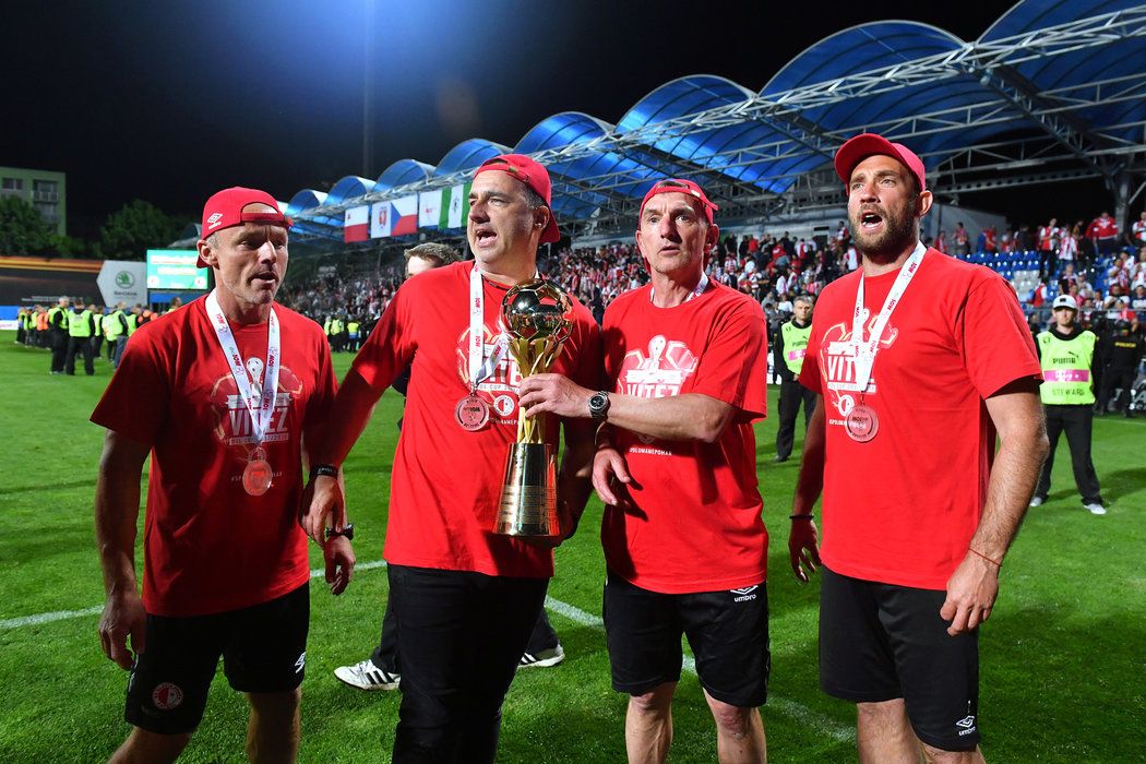 Martin Třasák, trenér Jindřich Trpišovský, Pavel Řehák a Štěpán Kolář po finále MOL Cupu