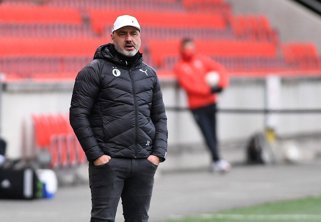 Kouč Slavie Jindřich Trpišovský během zápasu s Karvinou