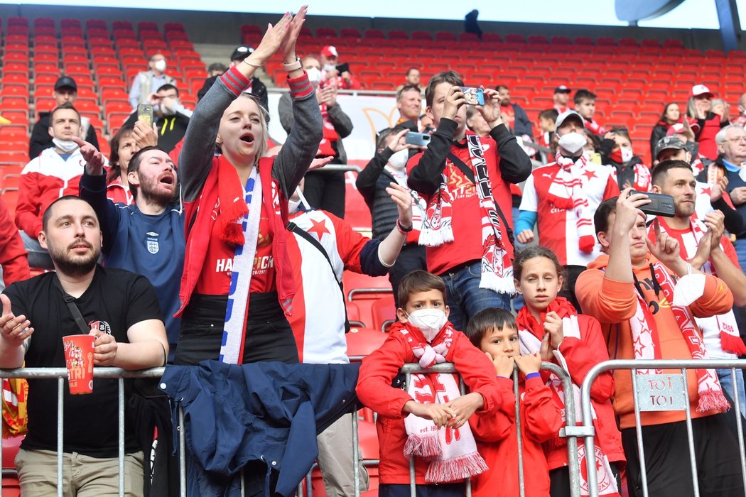 Fanoušci Slavie se radují ze zisku třetího titulu v řadě