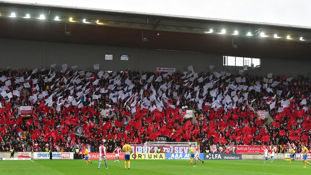 Povedené choreo si na úvodní jarní domácí zápas připravili fanoušci Slavie v čele s Tribunou Sever