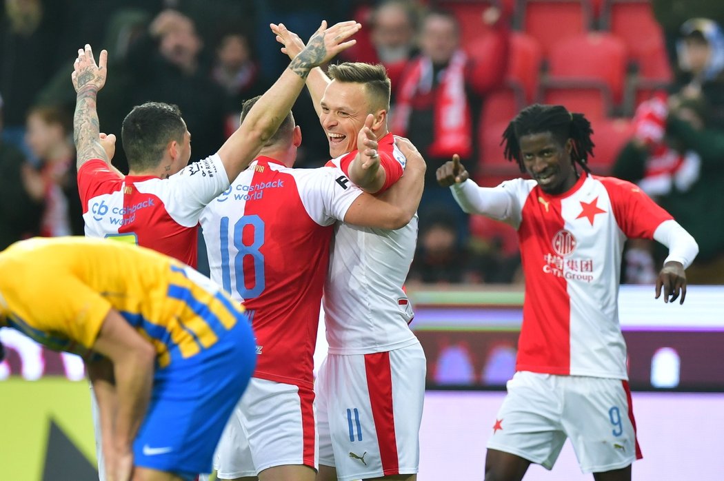 Fotbalisté Slavie se radují z druhé branky utkání proti Opavě, kterou vstřelil Stanislav Tecl