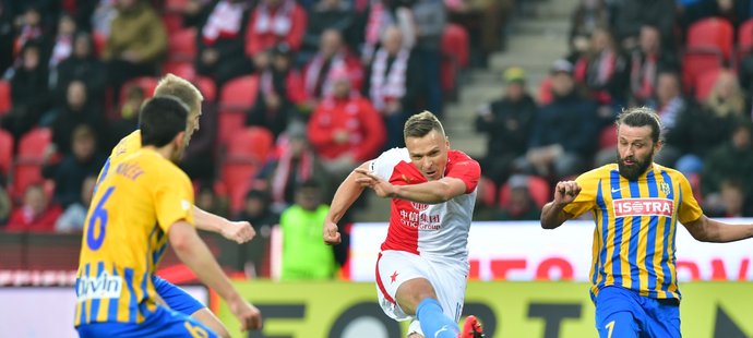 Stanislav Tecl se v 84. minutě prosadil mezi několika hráči Opavy a přidal druhý gól Slavie