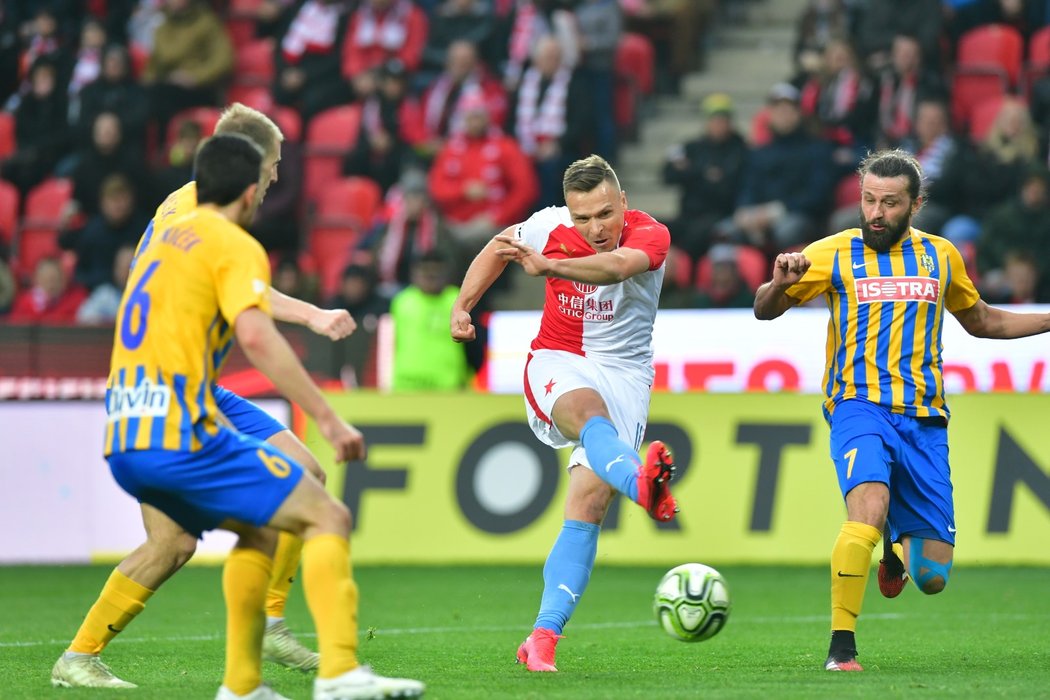 Stanislav Tecl se v 84. minutě prosadil mezi několika hráči Opavy a přidal druhý gól Slavie