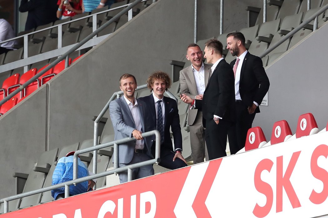 Tomáš Souček, Alex Král, Vladimír Coufal, Milan Škoda a Josef Hušbauer na tribuně před utkáním Slavie