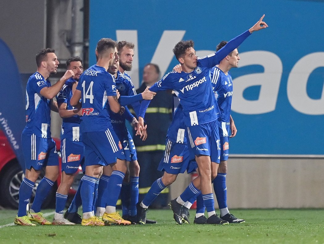 Hráči Olomouce slaví gól proti Slavii