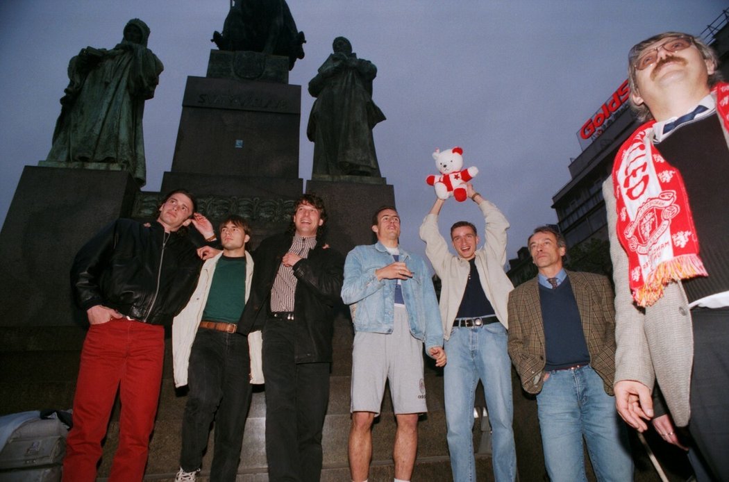 Fotbalisté Slavie včetně Vladimíra Šmicera i trenéra Františka Cipra slaví na Václavském náměstí mistrovský titul v roce 1996