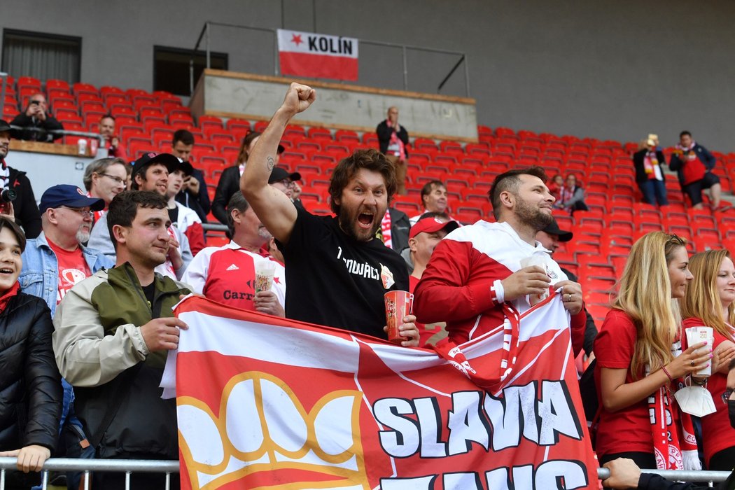 Fanoušci Slavie, kteří se dostali na stadion, se radují ze zisku titulu