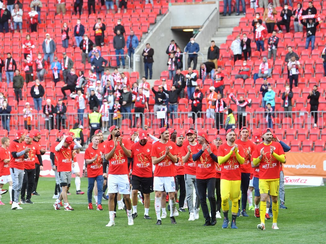 Slávističtí fotbalisté zdraví fanoušky, kteří mohli na poslední zápas sezony dorazit