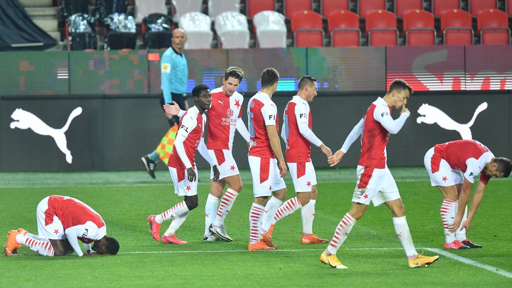 Slavia oslavuje trefu Simy do branky Zbrojovky