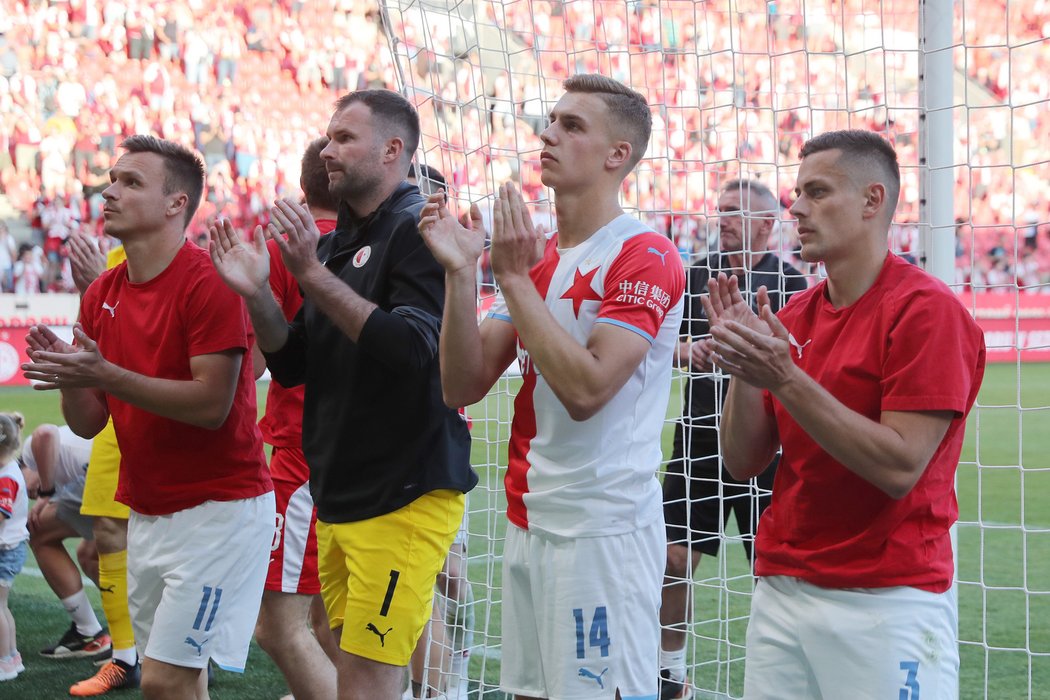 Zklamaní slávisté po prohraném derby