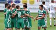 Fotbalisté Bohemians se radují z úvodní trefy utkání, kterou vstřelil Kamil Vacek