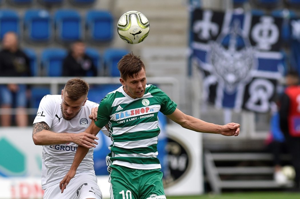 Útočník Jakub Nečas z Bohemians v hlavičkovém souboji se slováckým Stanislavem Hofmannem