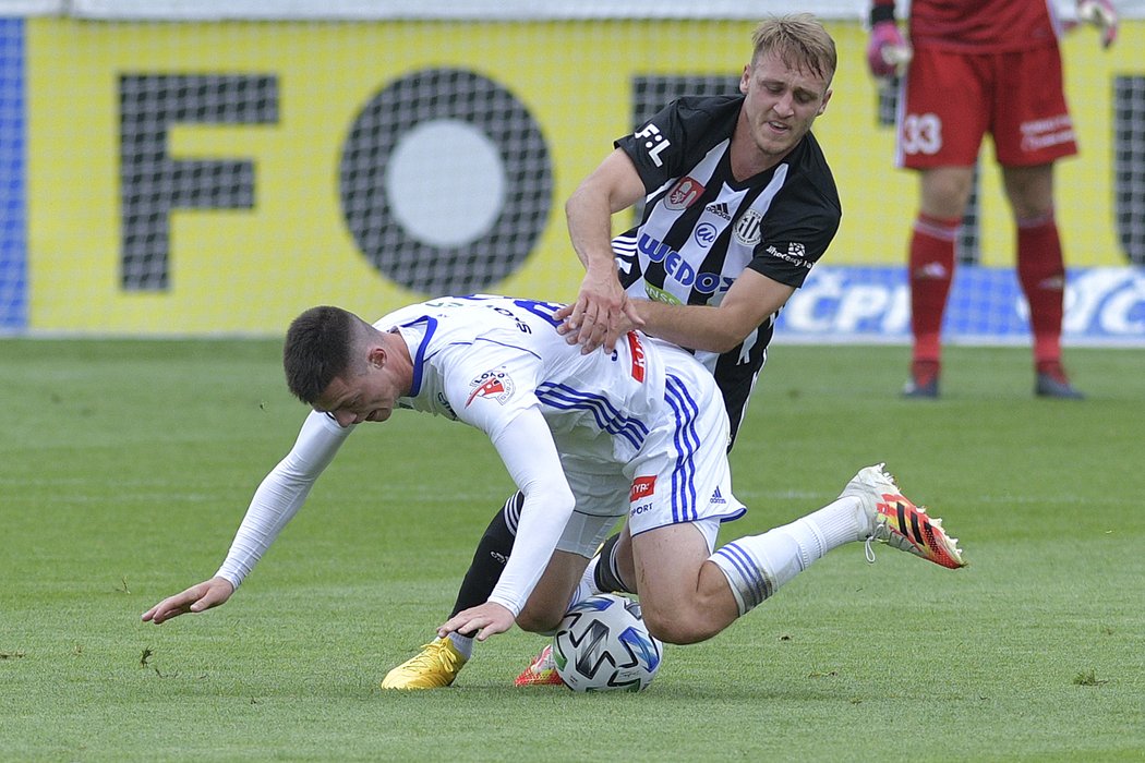 Budějovický záložník Patrik Čavoš se snaží vydolovat míč zpod Dominika Janoška