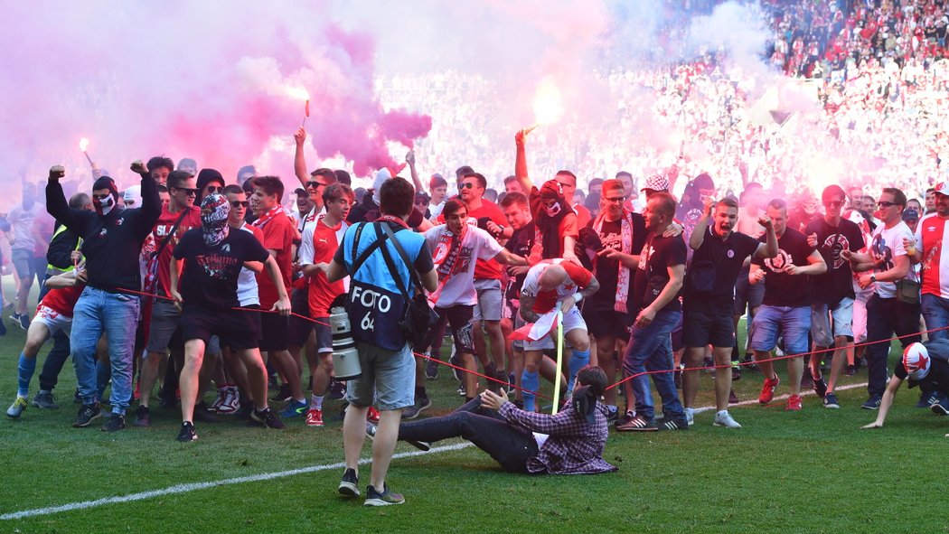 Fanoušci Slavie v euforii nebrali příliš ohledy na pořadatele i své kolegy...